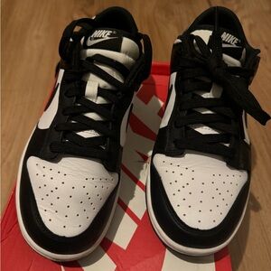 Nike Men’s Black and White Low-Top Sneakers